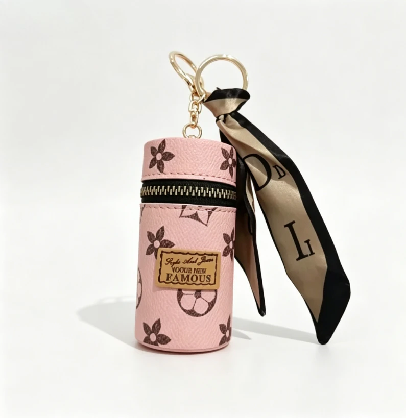 Розовый цилиндрический мини-че – обзор и цена Monogram Keychain Leather